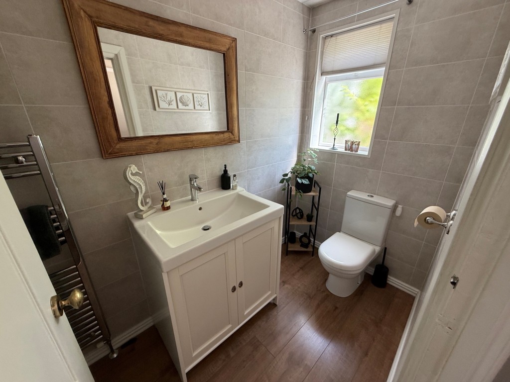 Lot: 1 - GROUND FLOOR TWO-BEDROOM MAISONETTE WITH REAR GARDEN - Modern shower room